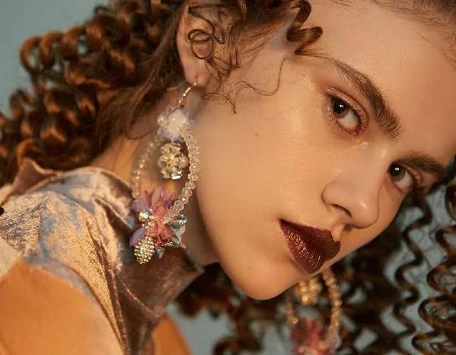 这3位女明星，超爱夸张耳饰，杨幂的烟头耳饰最为古怪