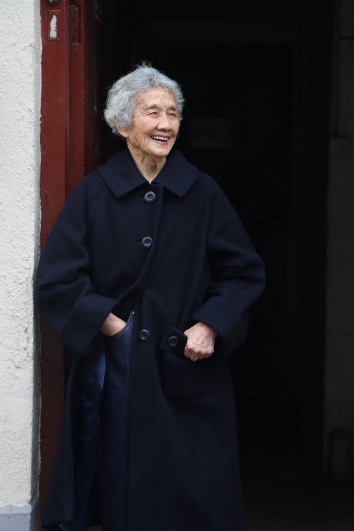 時髦的女人，從不在乎年齡！這位90歲的奶奶成了「穿搭偶像」