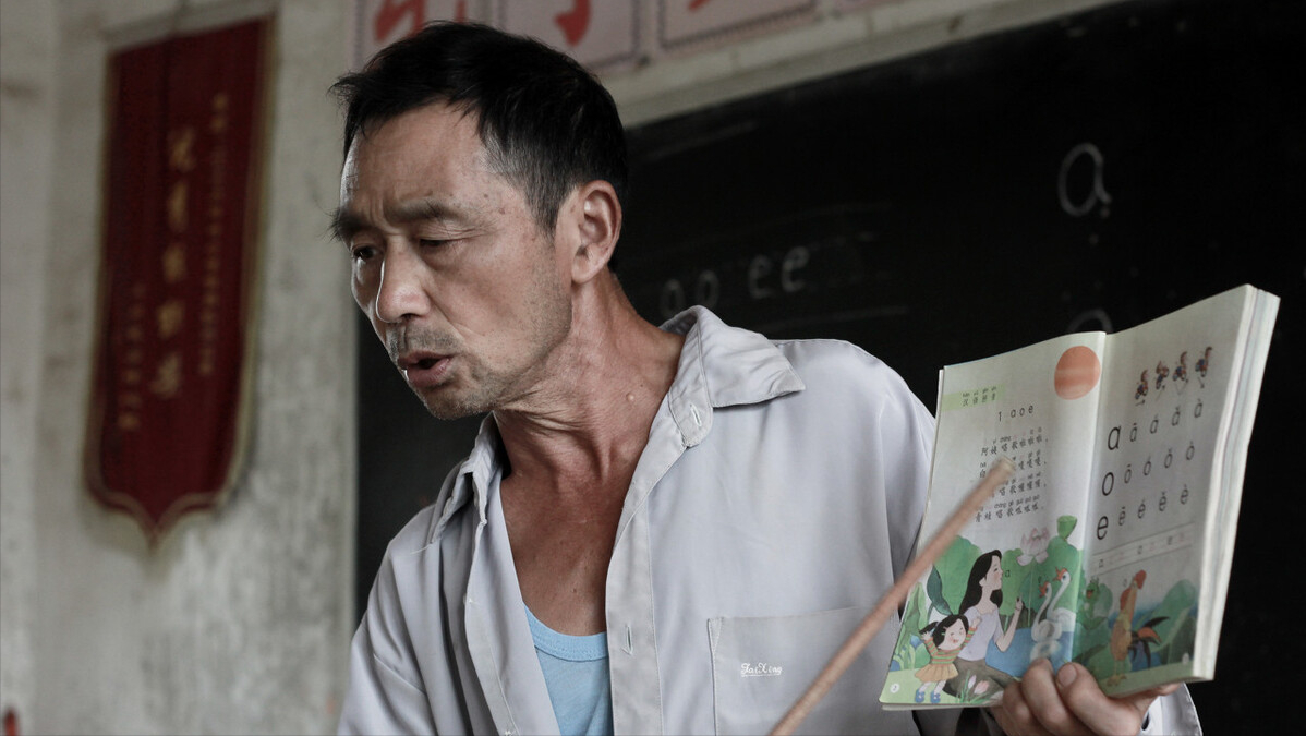 要当皇上供着？深圳大学暂停教授硕导工作：学历重要，师德更重要