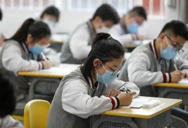 高三学生模拟考试590分左右，还能考上985高校吗？班主任给出答案