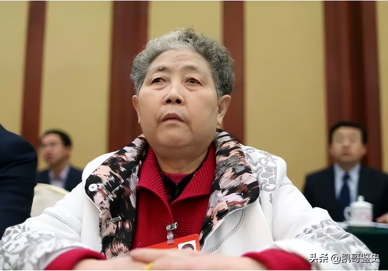 75岁老干妈再出山，收拾两个“不争气”的儿子，晚年基业恐难守住