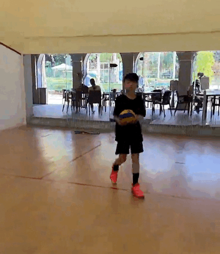 张柏芝为二儿子庆生，12岁Quintus长大成大帅哥，越来越像张柏芝