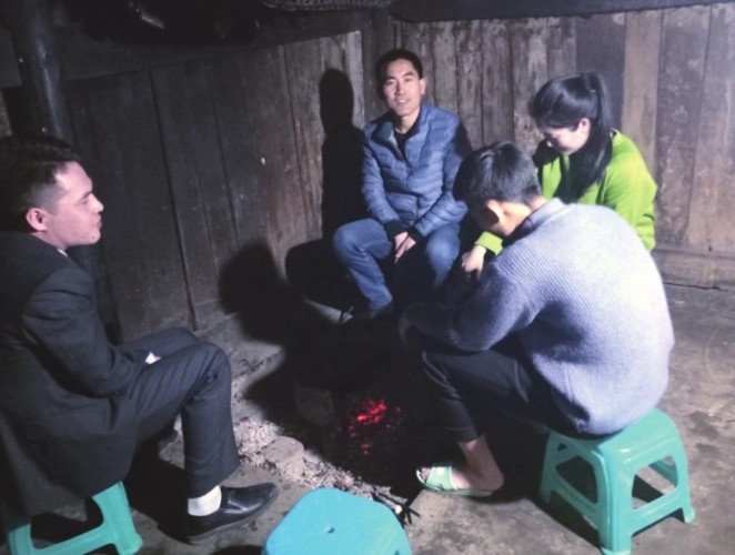 14年前他背“疯娘”求学，拒绝55万年薪，如今改变千名学子命运