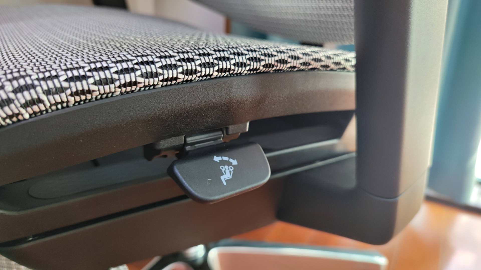 是不是出色的人体工学椅，坐坐才知道