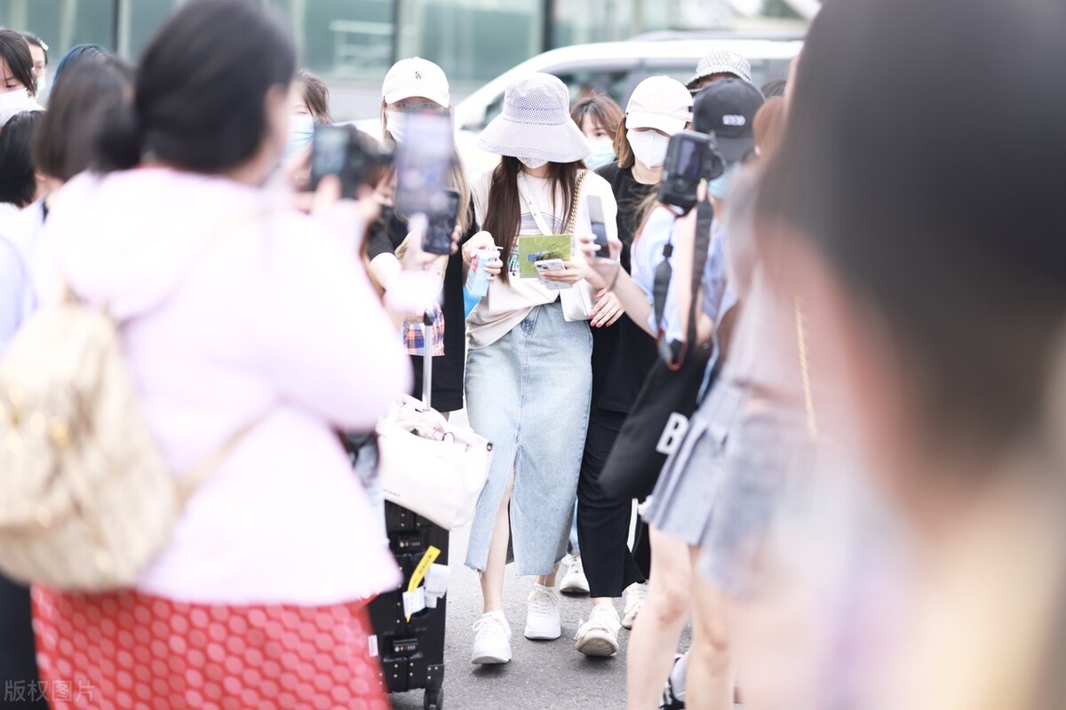 赵露思现身成都机场 明天参加《跑男》录制