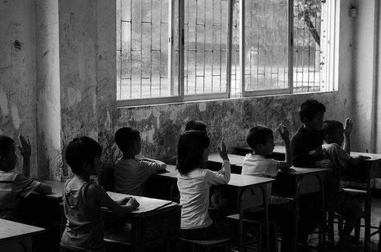 河南15岁男孩父亲去世，和母亲低保度日，4年后，以677分考上清华