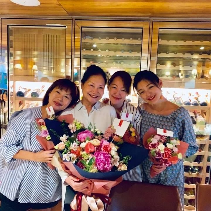 大S再婚后子女近况曝光，S妈代汪小菲教孩子骑车，婆孙合影很温馨