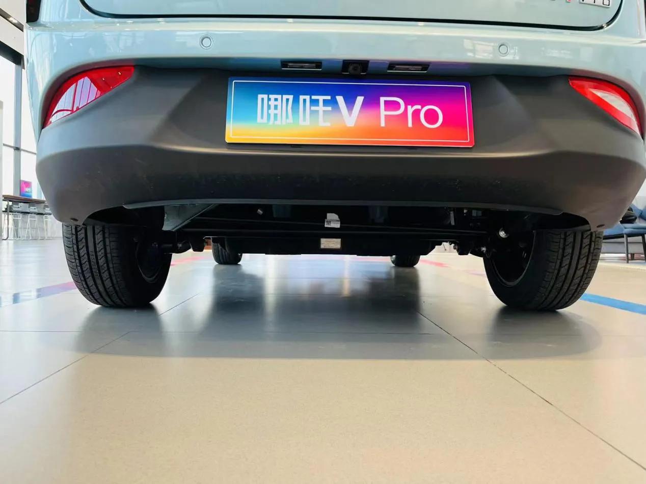 同级领先！搭载14.6英寸智能中控大屏，哪吒V Pro太下“血本”了