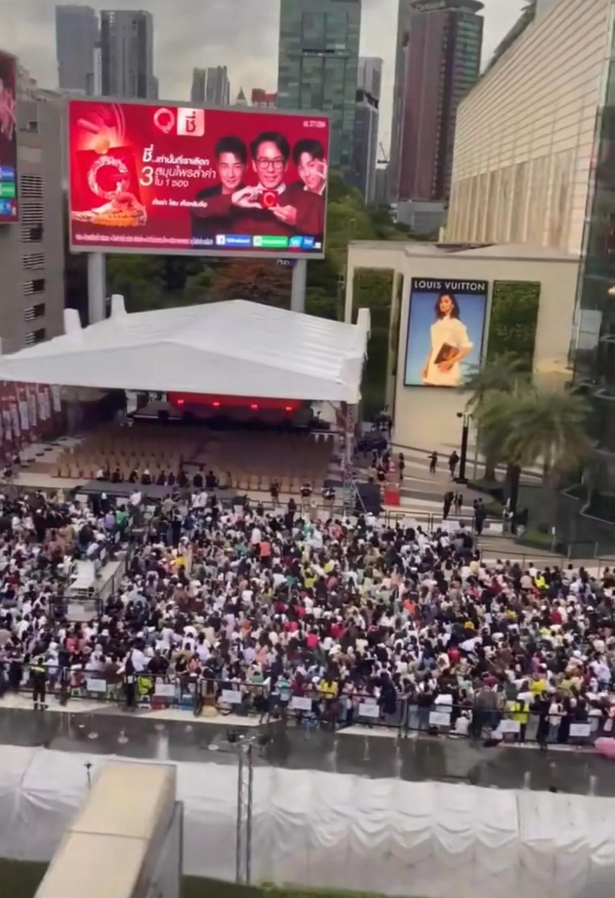 王嘉尔在泰国的人气，人山人海的粉丝接机，简直就是泰顶