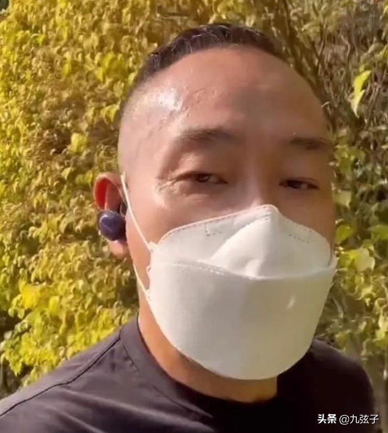 TVB“末代皇帝”林保怡的双面人生，57岁依然单身