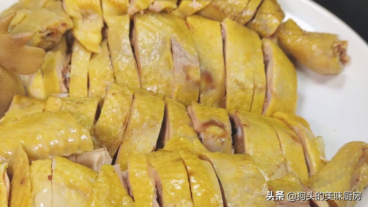 把整只鸡放到盐水中一泡，出锅皮脆肉嫩，不柴不腥，实在太厉害了