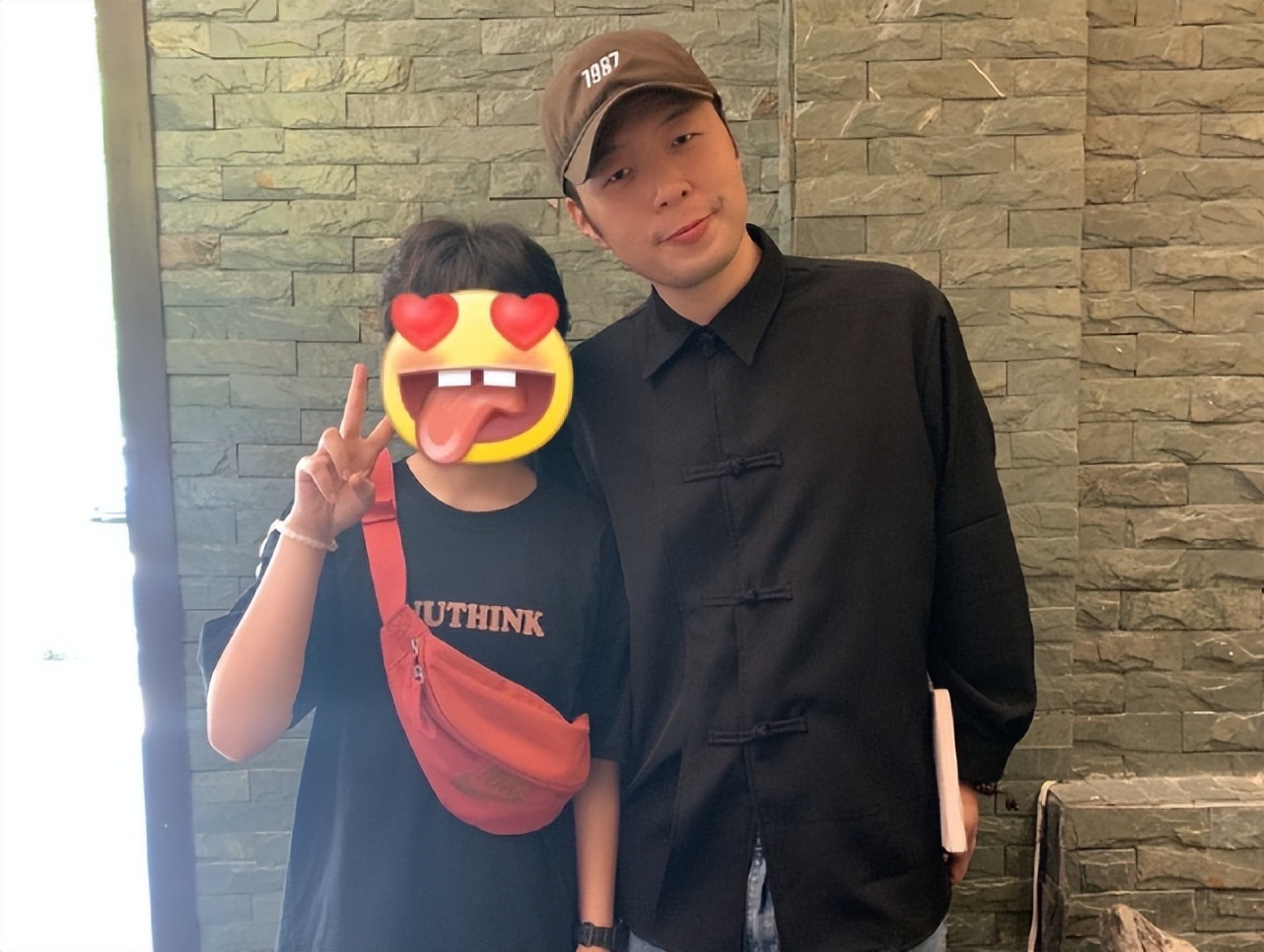 杜海涛近照曝光，瘦身成功后穿唐装素颜与网友合照，被赞好有气质