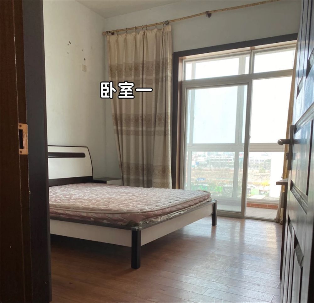 她低价租下楼顶“自建房”，环境虽破旧，却有20㎡露台和3间卧室