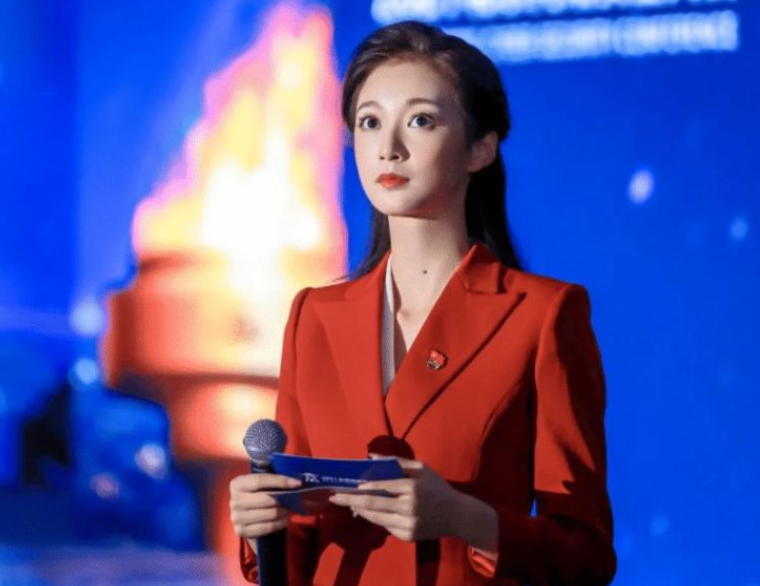 “中传校花”冯琳，成为北京冬奥会火炬手，却被网友质疑德不配位
