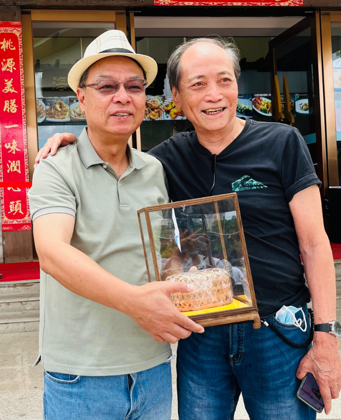 李力持晒李连杰87岁岳父近照，称其留在中山养老，未随利智移民