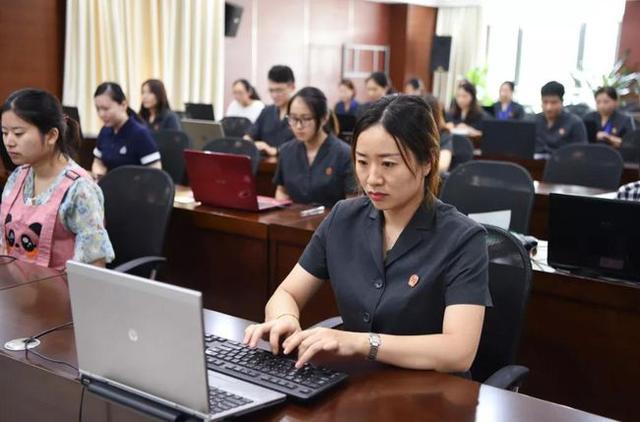 体制内和体制外，差距不只是“钱”，过来人告诉你别太“贪心”