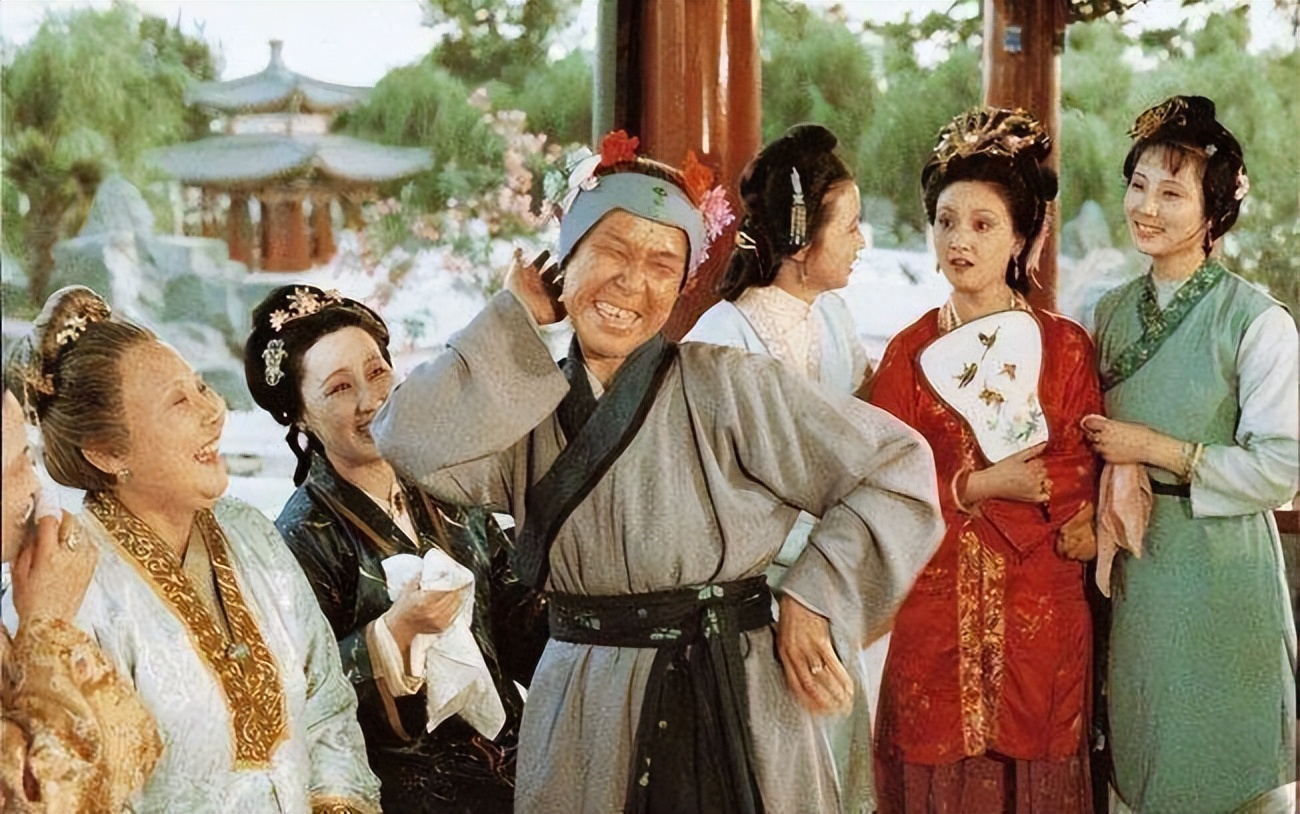 的造型当属抹额,弄得好就是贵公子,弄不好就变成《红楼梦》中的刘姥姥