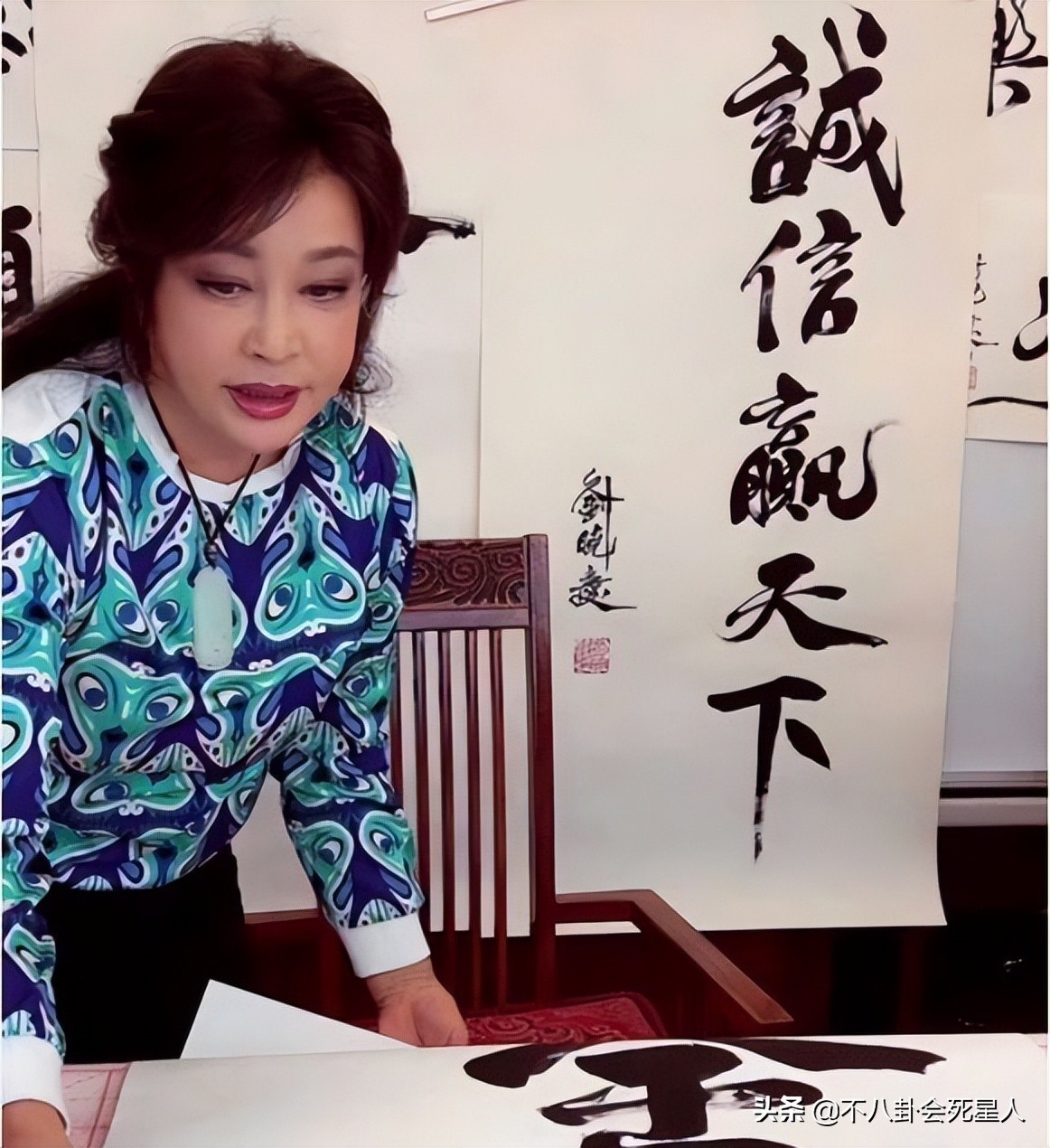 直播4小时1400万、一幅字4.5万，过气明星花样捞金，个个能赚