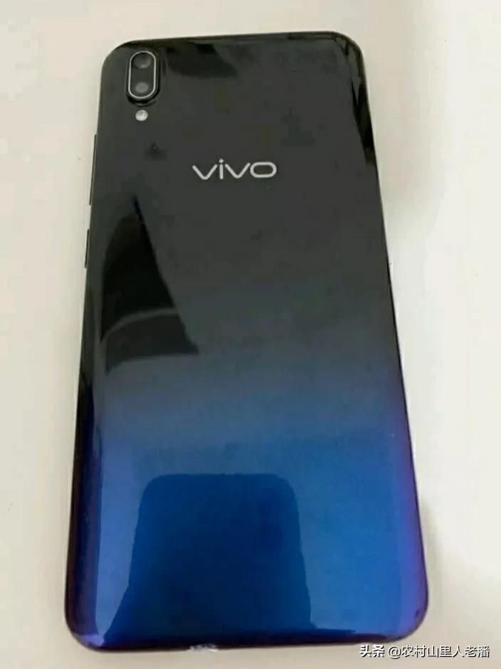 一台陪伴了我三年的手机，当初花几百块买的，现在成了主力机