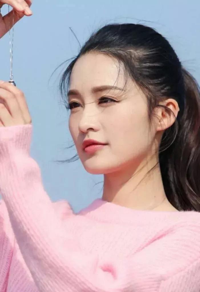 李沁：清新脱俗，气质独特，妩媚动人，魅力十足
