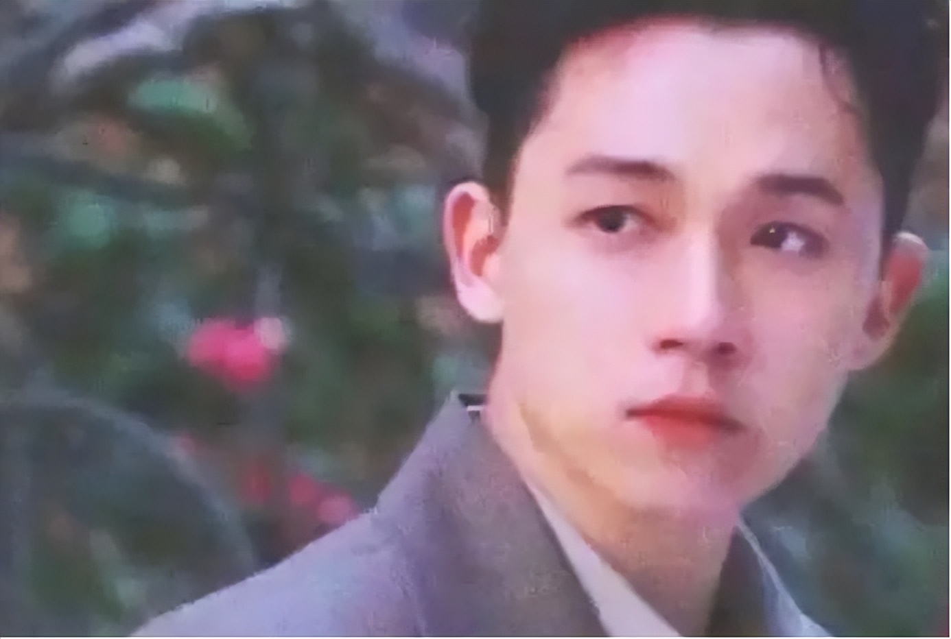 同样是演白面书生，把张国荣、任泉和佟梦实放在一起差距就出来了