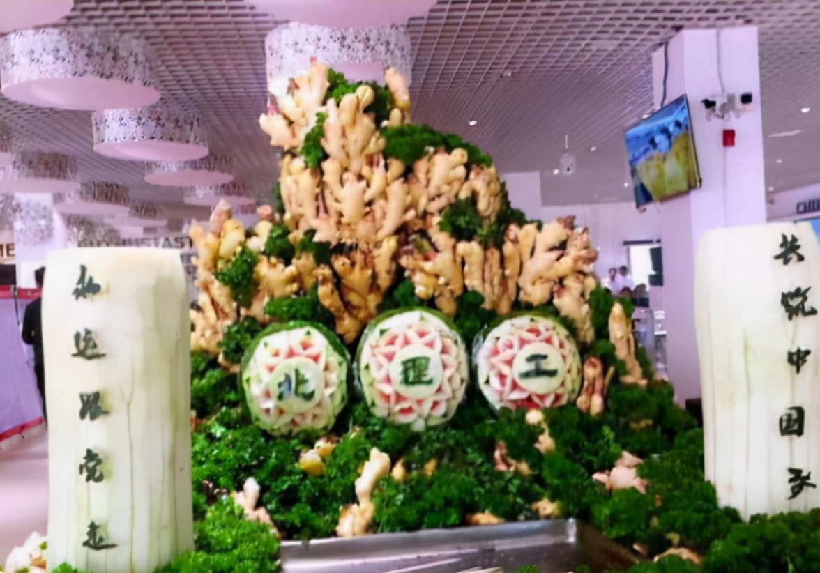 大学“阴间食堂”走红，用餐环境“接地府”，胆小的学生不敢进