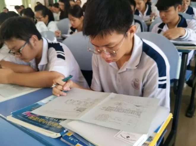 “合同工”教师的好消息，有望入编享受体制内待遇，终于熬出头了