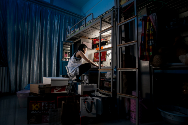 大学“阴间”宿舍走红，堪比大型“祭奠现场”，室友看后睡意全无