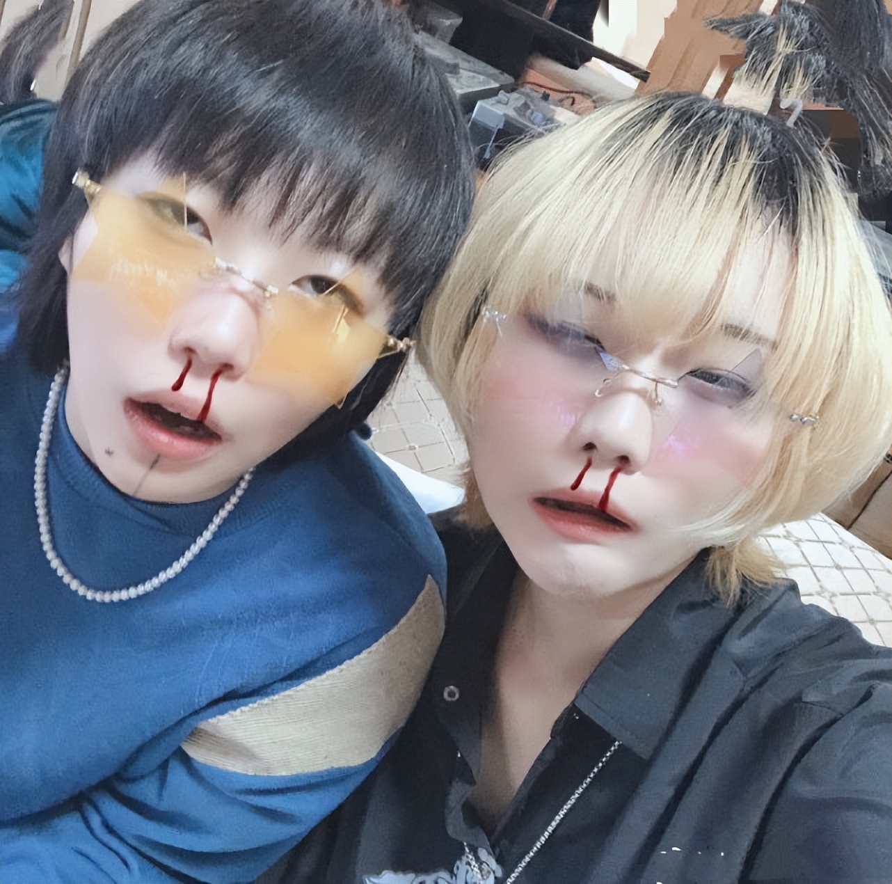 窦唯俩女儿久违同框，姐妹风格差距大，窦靖童在妹妹面前显娇小