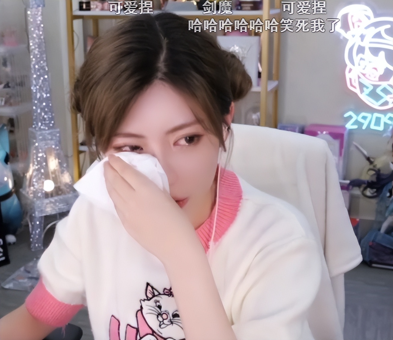 周淑怡玩云顶被骂到破防洒泪，水友送礼后上演变脸绝活