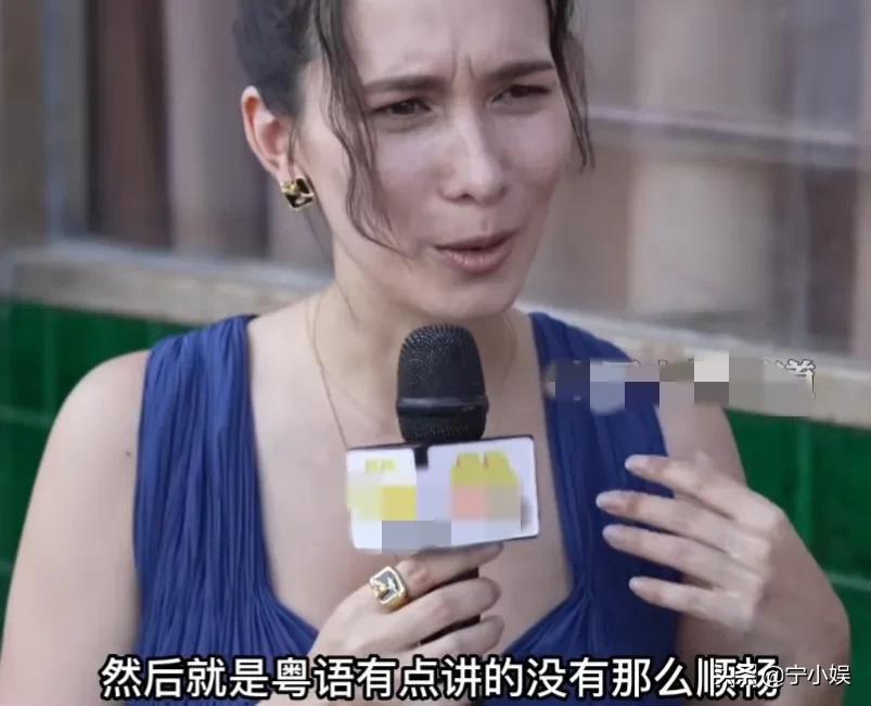 蓝羽大秀琴艺，卢靖姗唱歌受阻，胡兵自曝冷知识：这场晚会太精彩