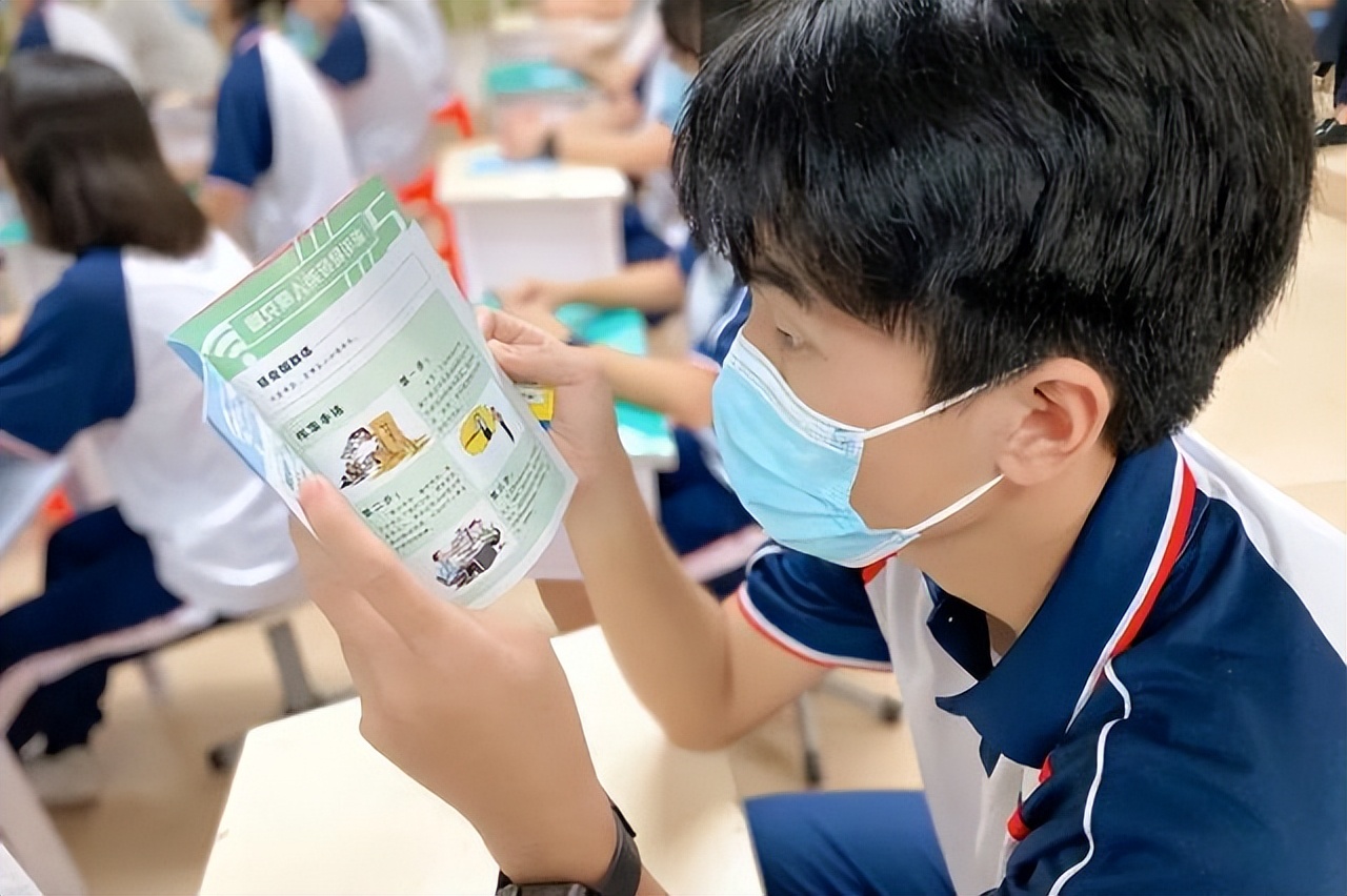 小学数学“教材插图”惹争议，人物画像眼神诡异，影响学生审美