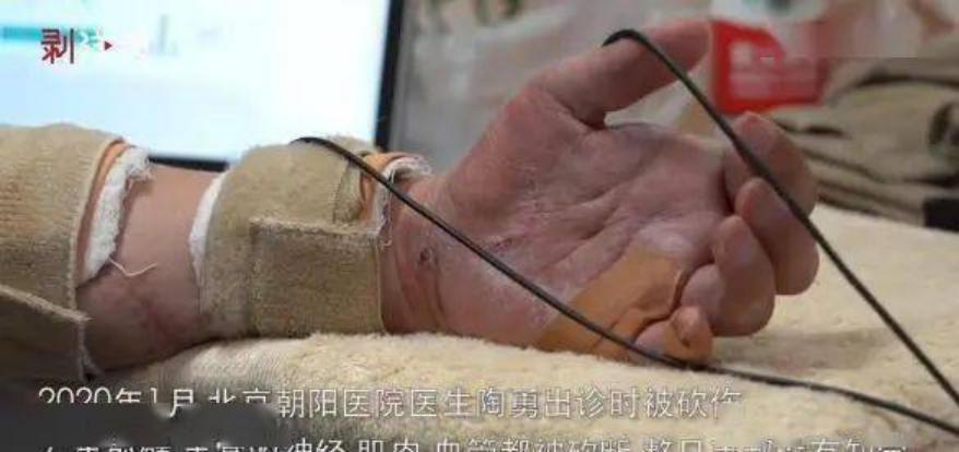 “我保住了他的眼睛，他却要杀我！”北京患者追砍医生事件回顾