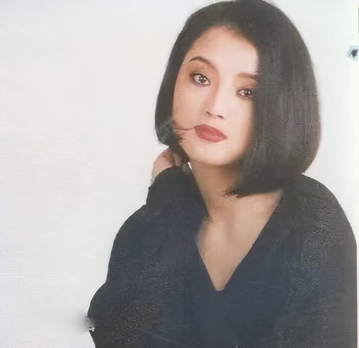 白雪：中年离异，二婚嫁小八岁的丈夫，如今爱情事业双丰收