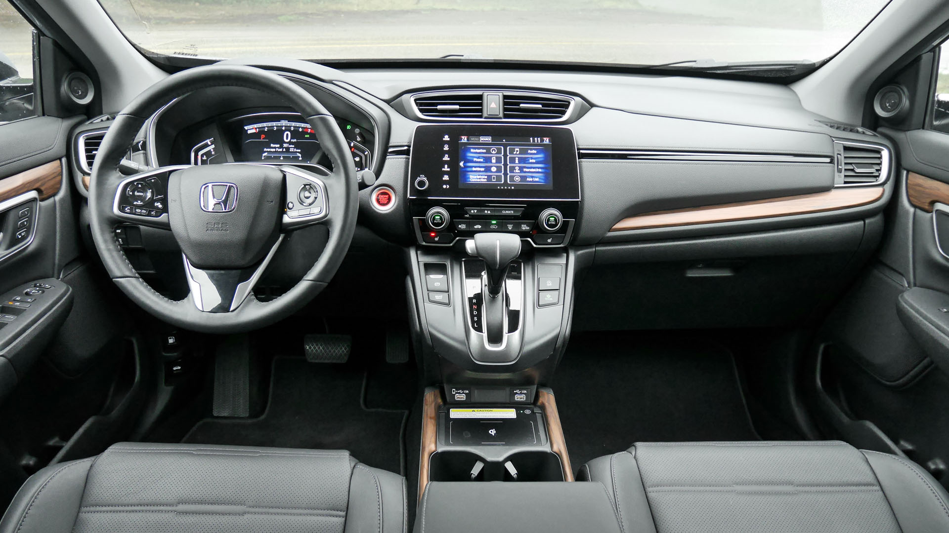 虽然在同级别价位的车型当中,本田cr-v的内饰并不算出彩,但对于某些