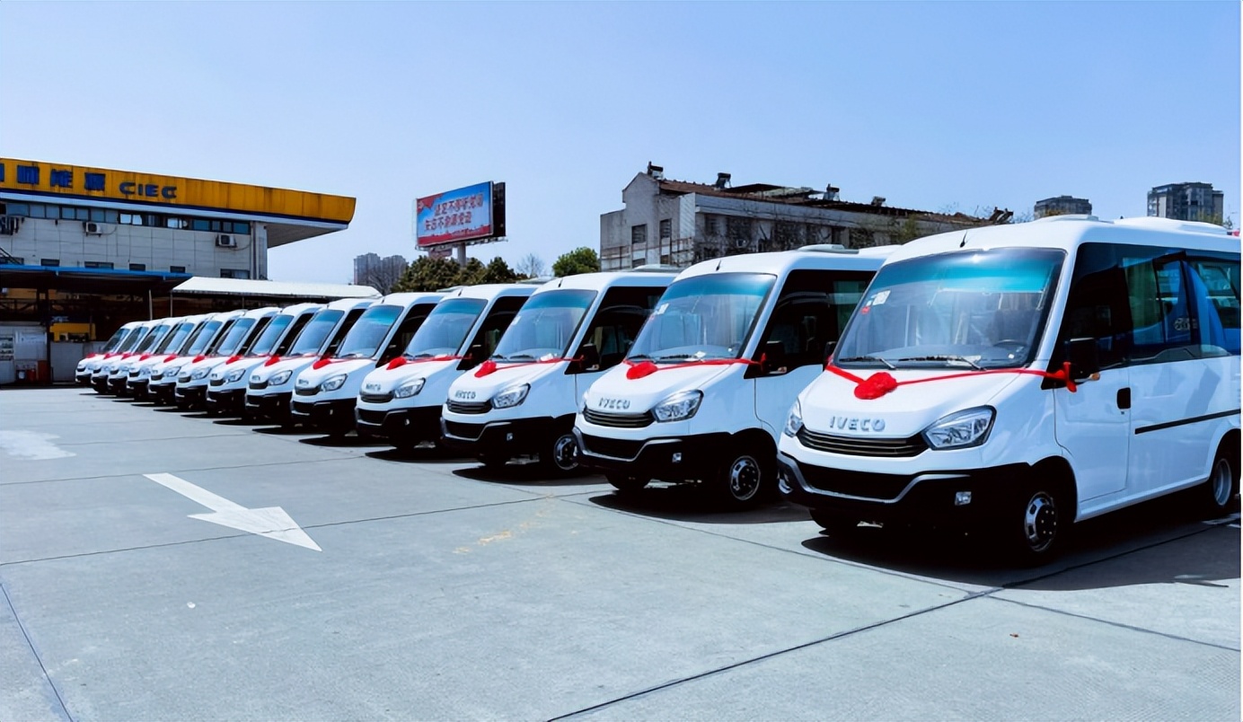 南京依維柯向湖南常德欣運集團批量交付歐風(fēng)商旅車(chē)