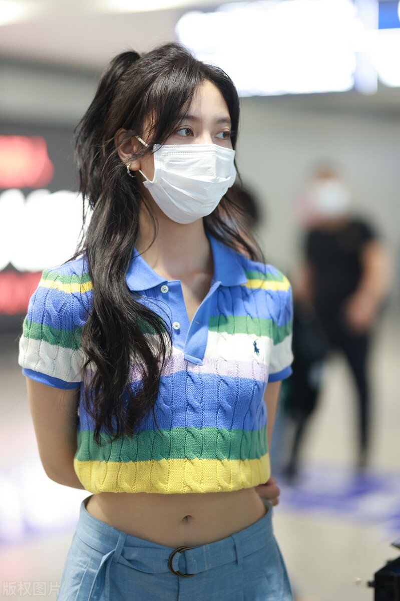 宋妍霏现身北京机场亭亭玉立