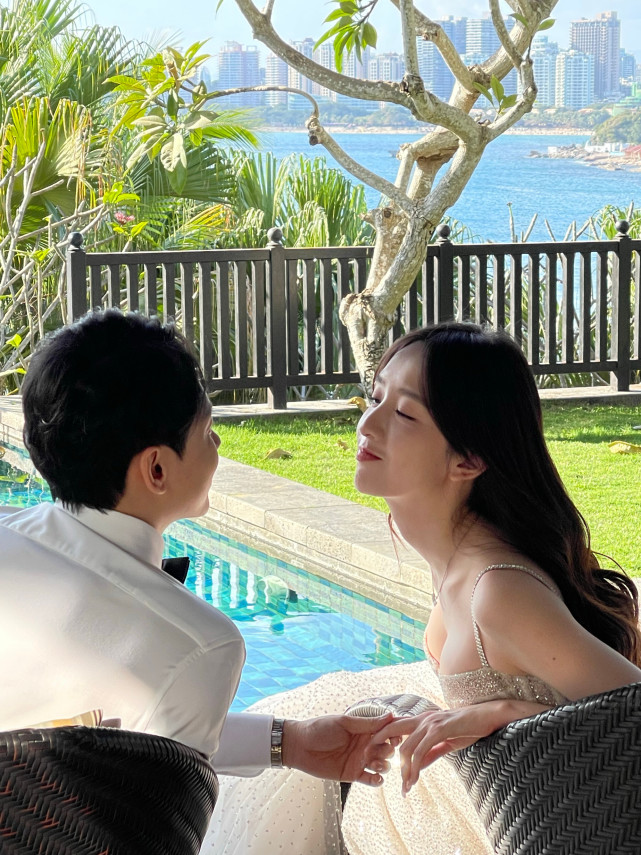 非常完美 晁然(知名女星晒照官宣婚讯,身材颜值获赞赏,与男友已相恋十