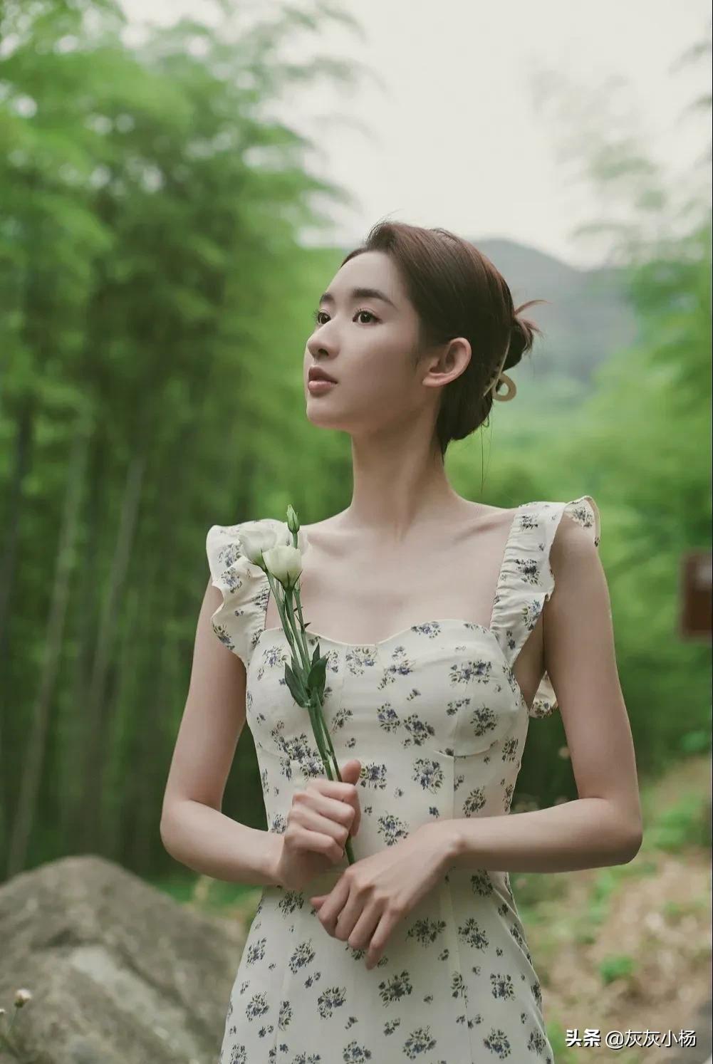 王玉雯，简约裙装，清纯甜美长相，气质脱俗