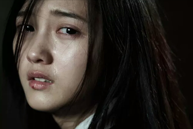 三年堕胎4次，女子跳楼揭开“爱情”真相，光鲜背后一片狼藉