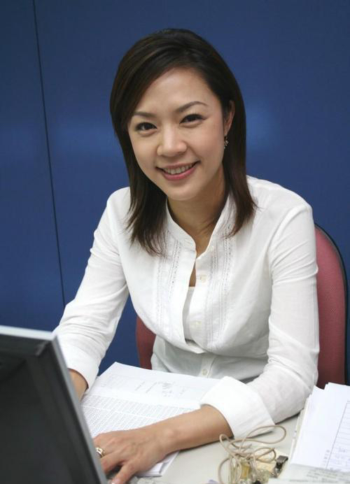 张嘉欣家庭背景良好,有学识,典型的知性美女,显然这才是张正芬心目中