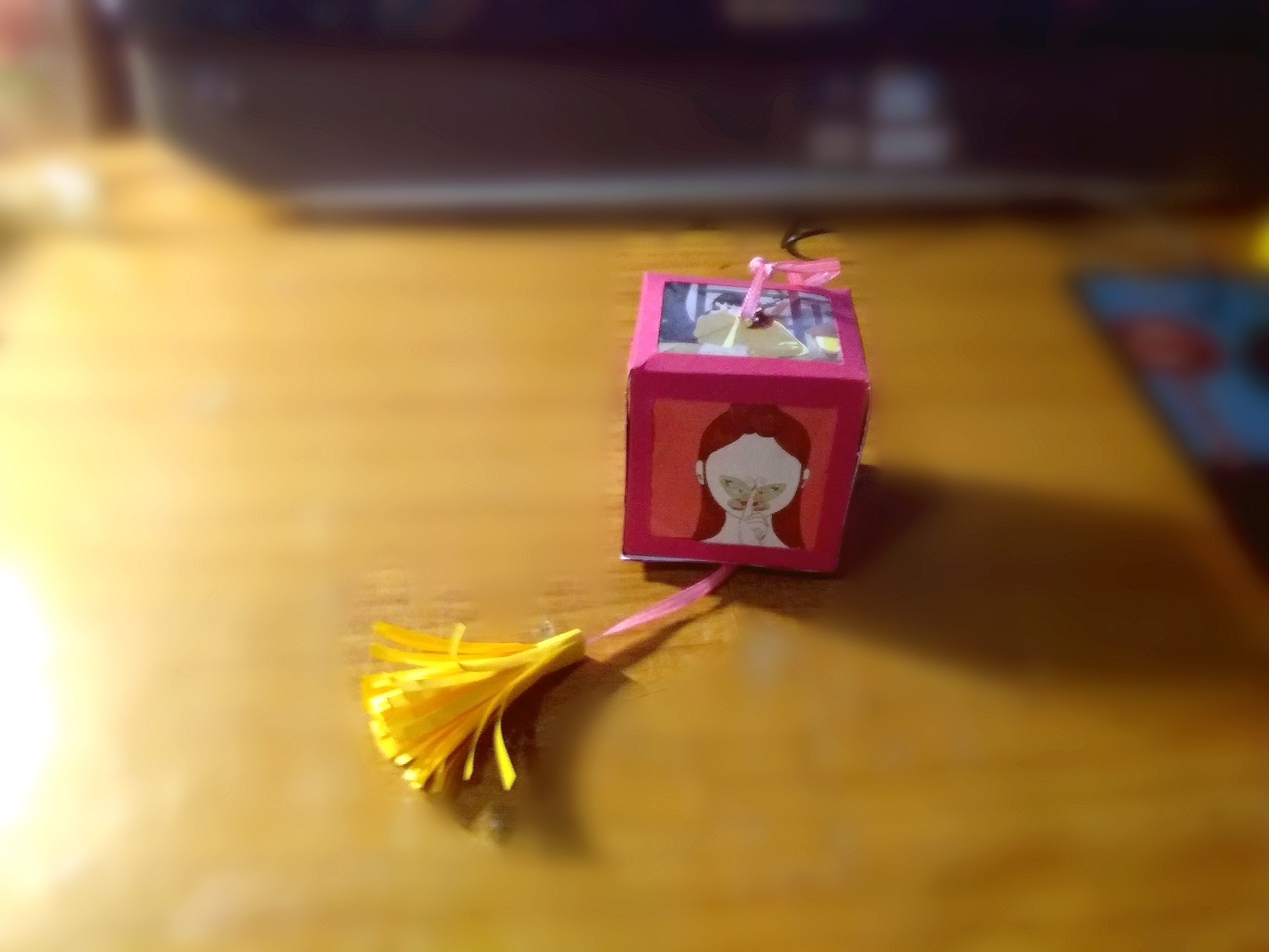 快过年了,用卡纸做手工灯笼吧,灯笼折纸图解-宝商在线