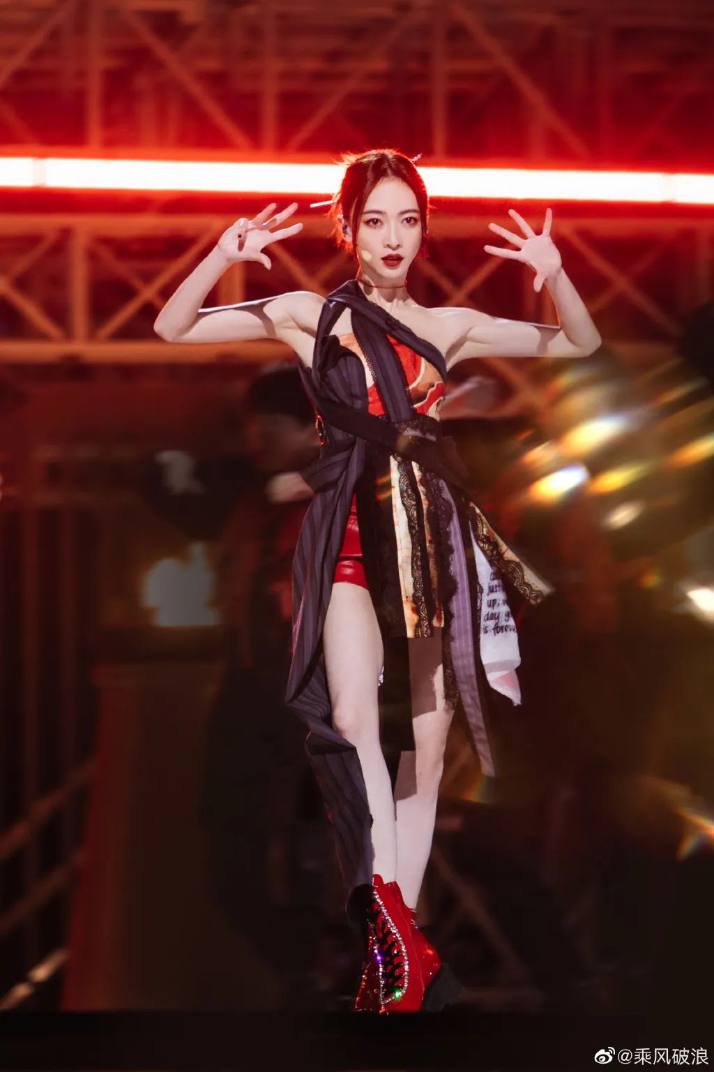 《乘风破浪》太卷了：蔡卓妍11厘米内增高，王心凌马丁靴1万4