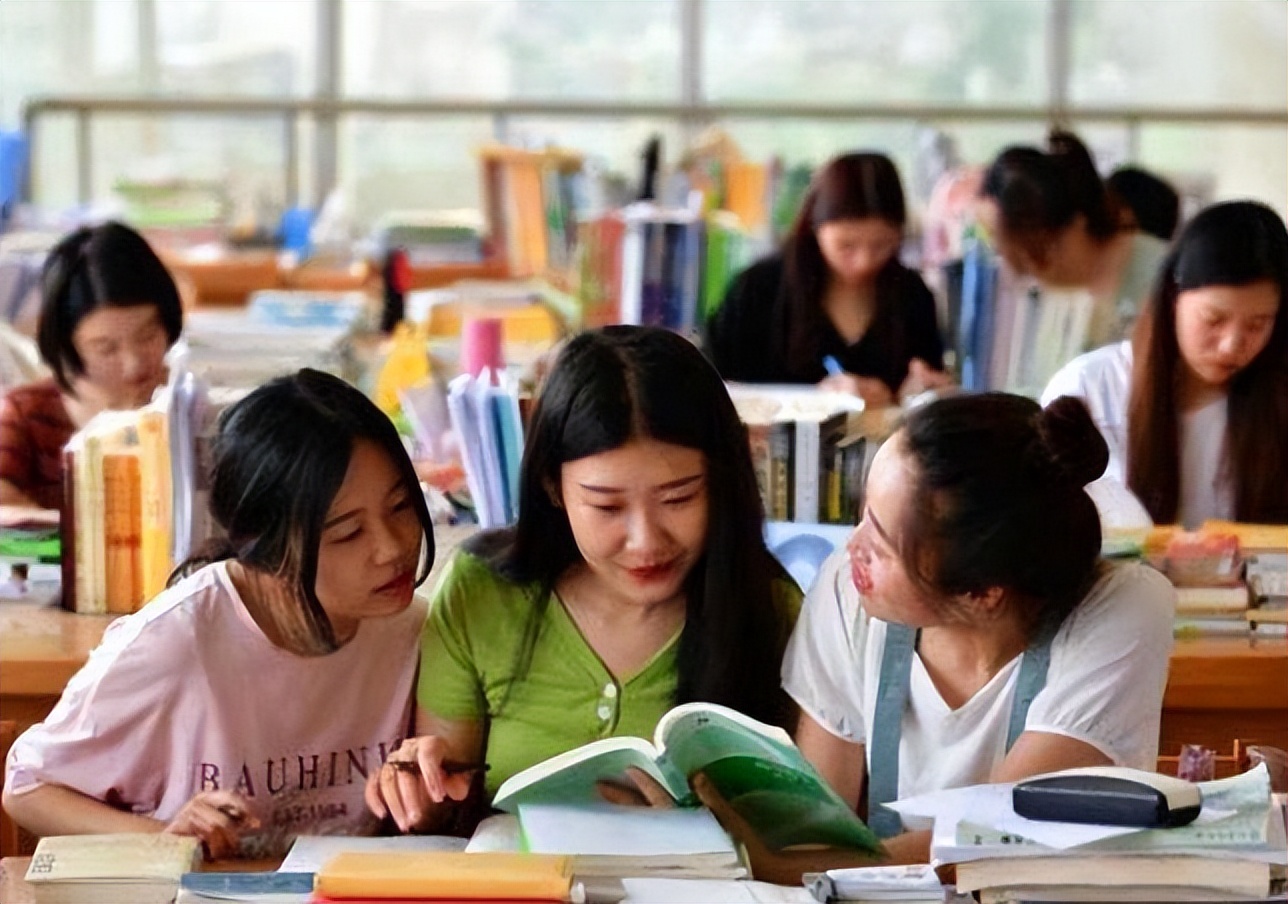 大学生想要申请入党，“决定权”在谁手里？并非是辅导员老师