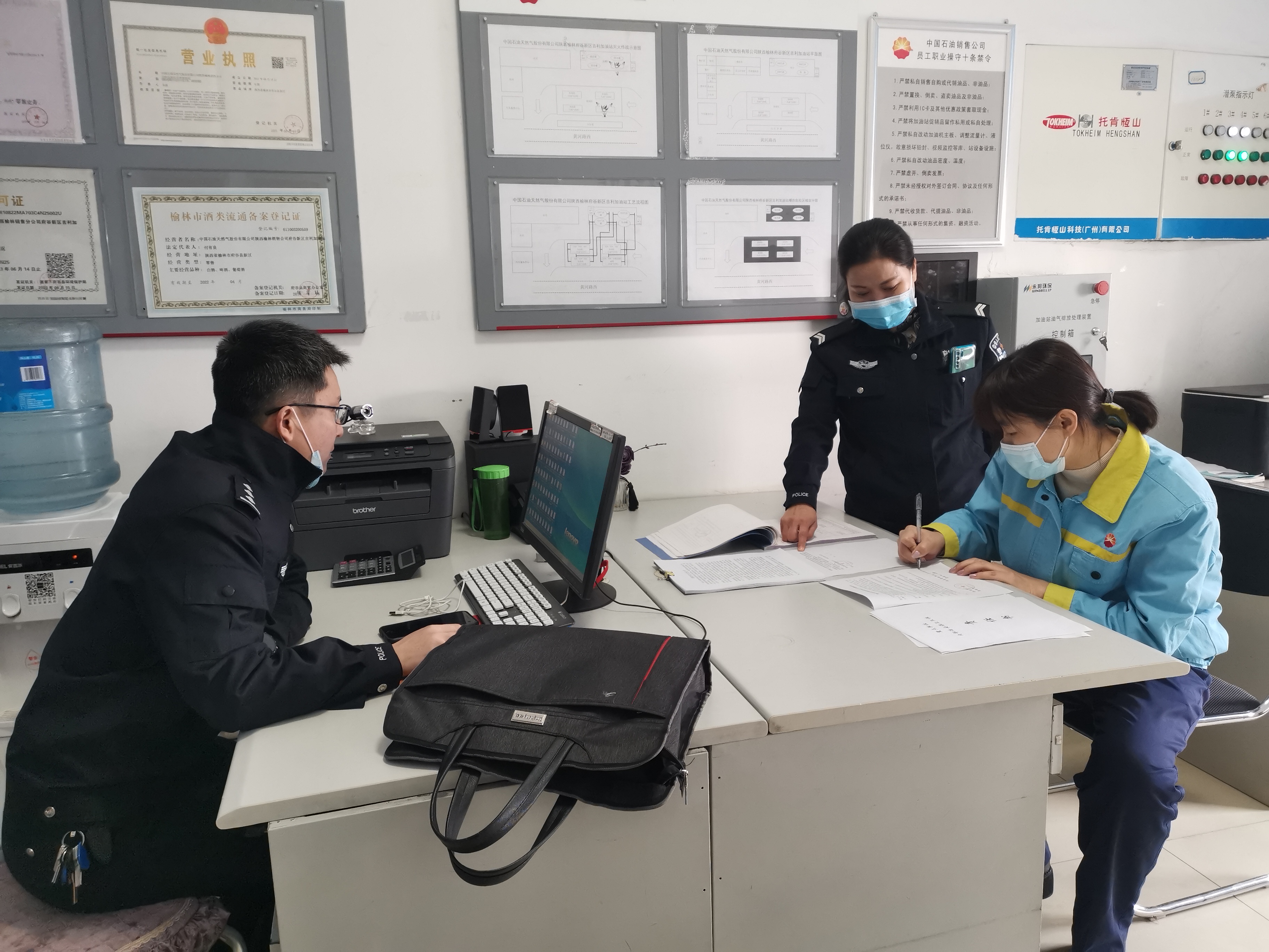 府谷公安政通路派出所对辖区加油加气站开展安全检查