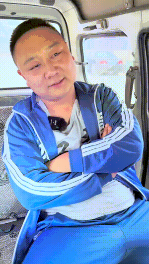 每日一笑：一对情侣在路边亲热接吻，这是可以看的吗？