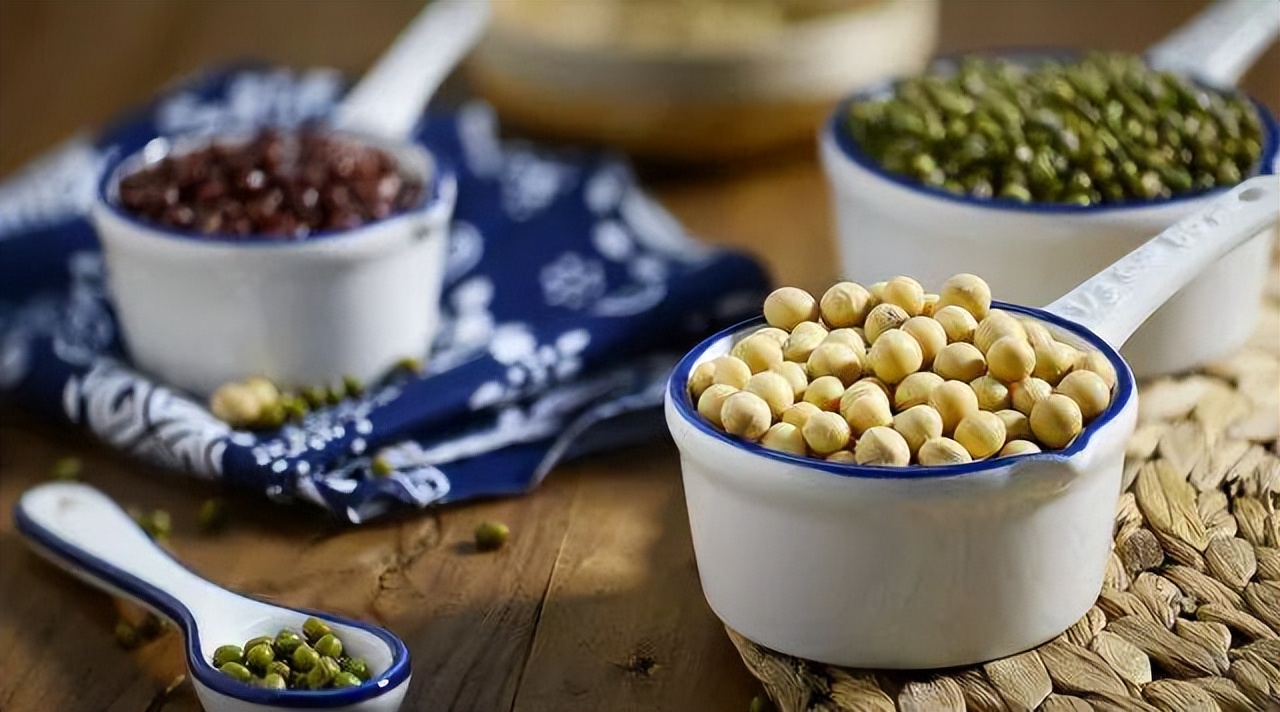 往往“老得慢”的人，多喜欢吃这4种食物，比同龄人还显得年轻