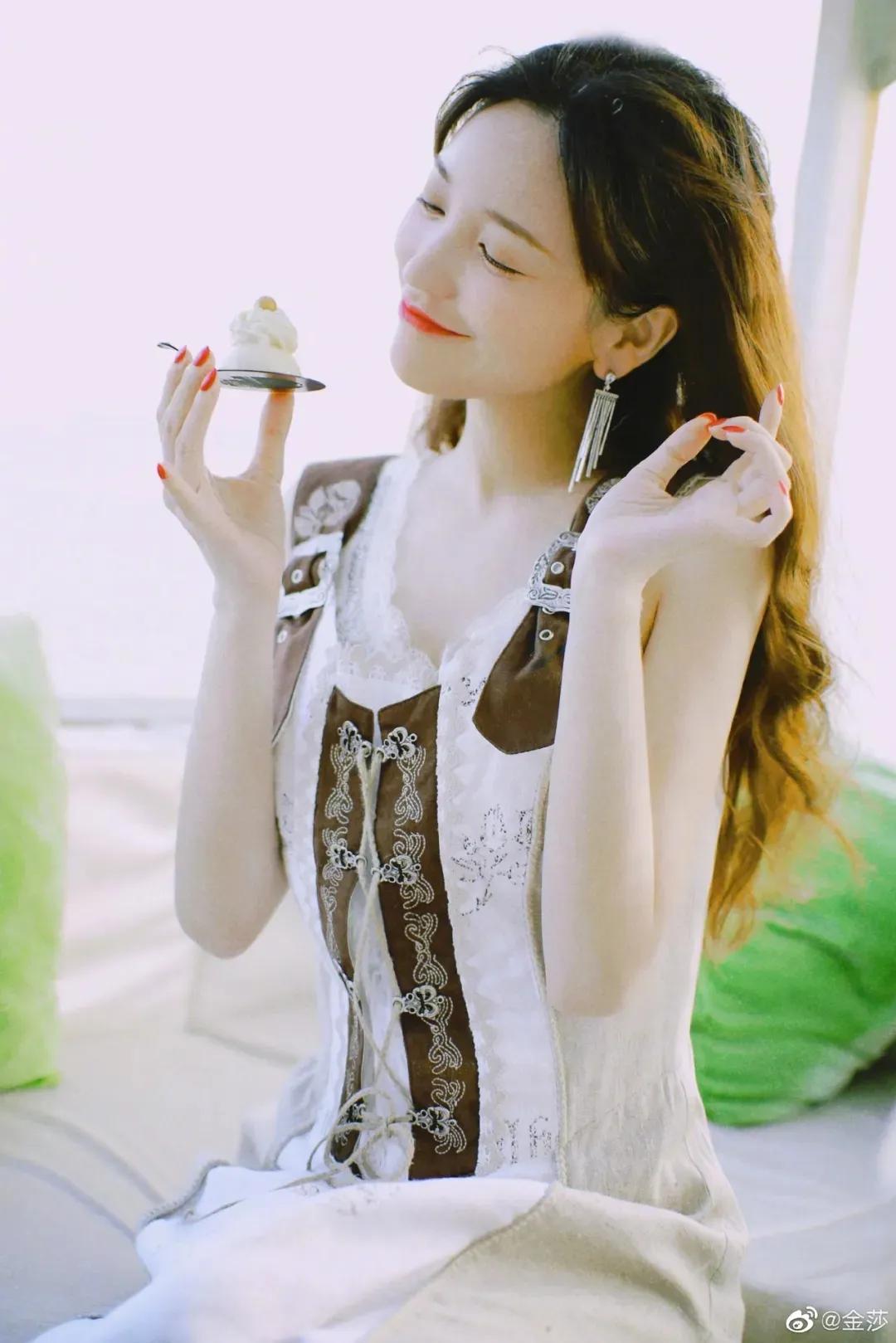 金莎｜四十依旧宛若少女，时间好像把她忘了