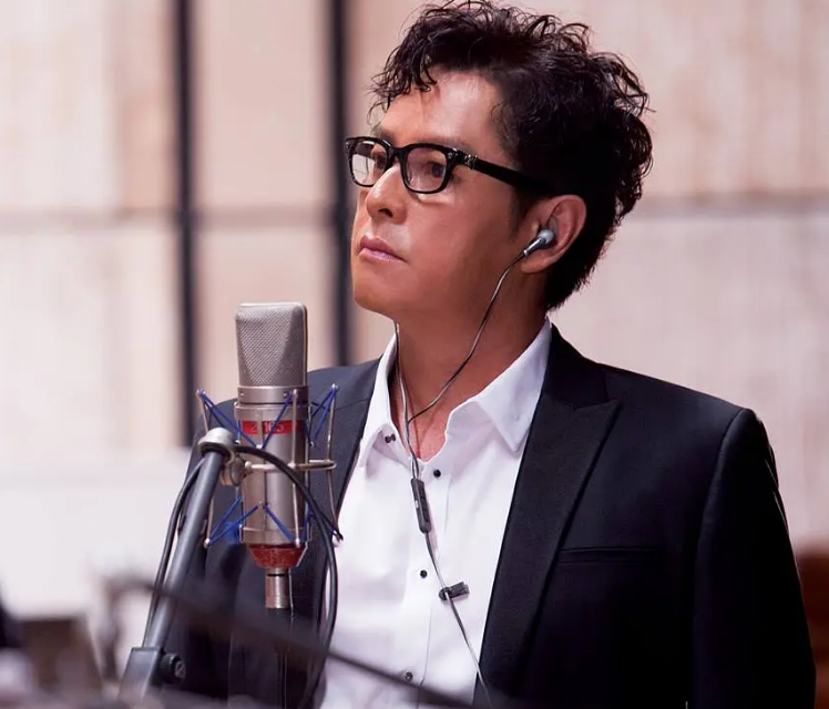 谭咏麟罕谈26岁儿子，承认想抱孙子！爱子长居国外恋上外籍美女