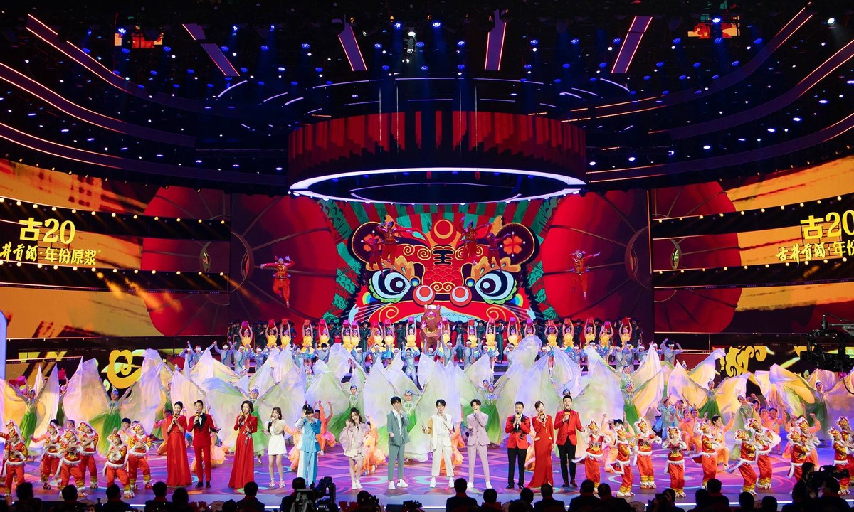 央视主持人亚宁：因相貌俊美被怀疑性取向，退居幕后身价500亿